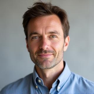 Porträt von Dr. Elias Vogel, Leitender Astrologe Himmels Echo